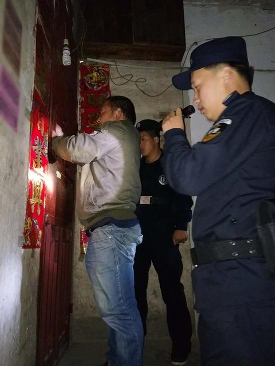 湖南粗心妈妈误将幼女锁家中 